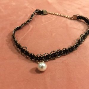 Choker with pearl black and gold details